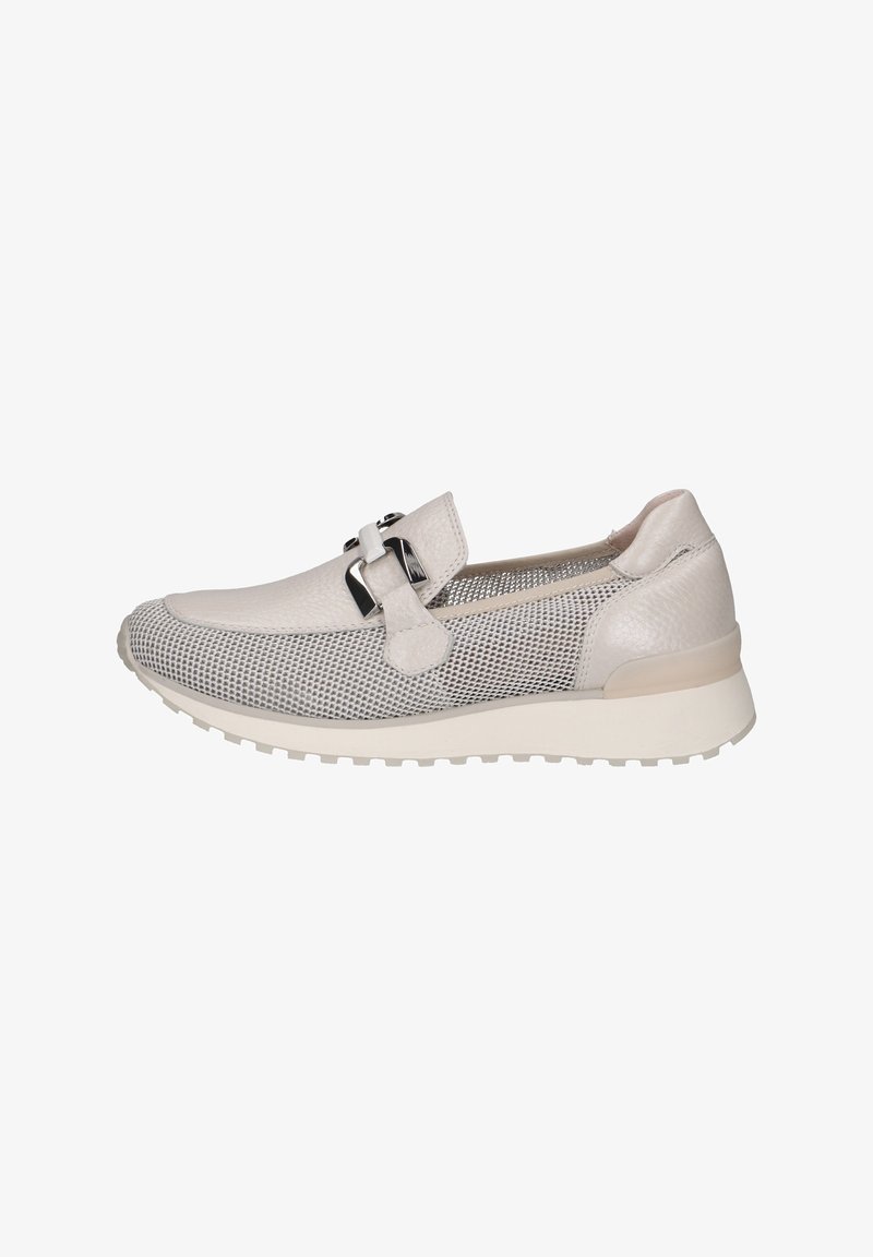 Gaišpelēkas slip-on apavi ar sieta un gludas ādas detaļām, ar dekoratīvu sprādzi un teksturētu zoli labākai saķerei.
