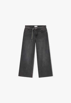 Pantaloni in denim neri a gamba larga con vita regolabile, design a cinque tasche e una finitura testurizzata sbiadita. Dettagli cuciti sul davanti.