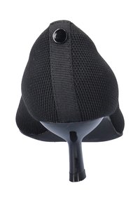 Zwarte stoffen hoge hak met een puntige neus, textuur oppervlak, dunne hak en een zwart knoopaccent nabij de hak.