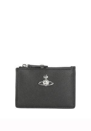 Portacarte in pelle nera con emblema a forma di globo argentato al centro sul davanti e chiusura con cerniera sulla parte superiore, su sfondo bianco.