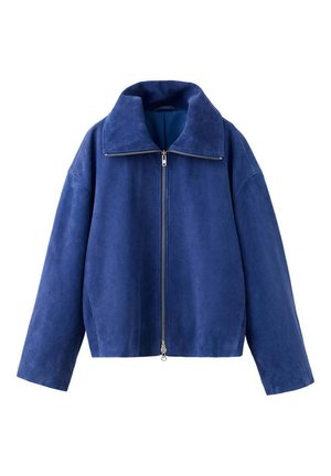 Veste en daim bleu avec grand col et fermeture éclair argentée au centre, manches longues et ourlet droit.