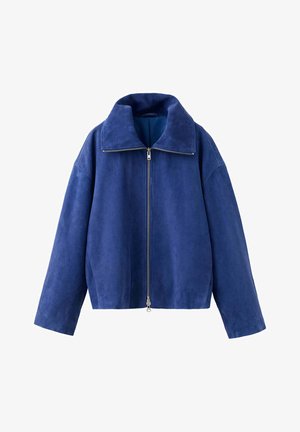 Chaqueta de ante azul con cuello ancho y cremallera plateada que corre por el centro, mangas largas y un bajo recto.