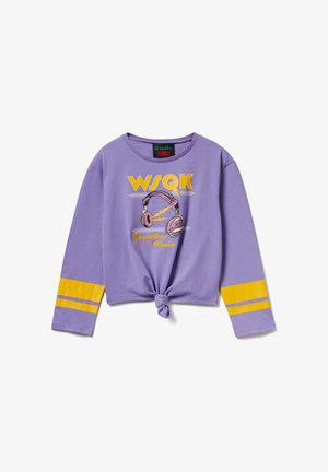 Camicia viola a maniche lunghe con nodo frontale, caratterizzata da strisce gialle sulle maniche e una grafica di cuffie con il testo "WSQK."