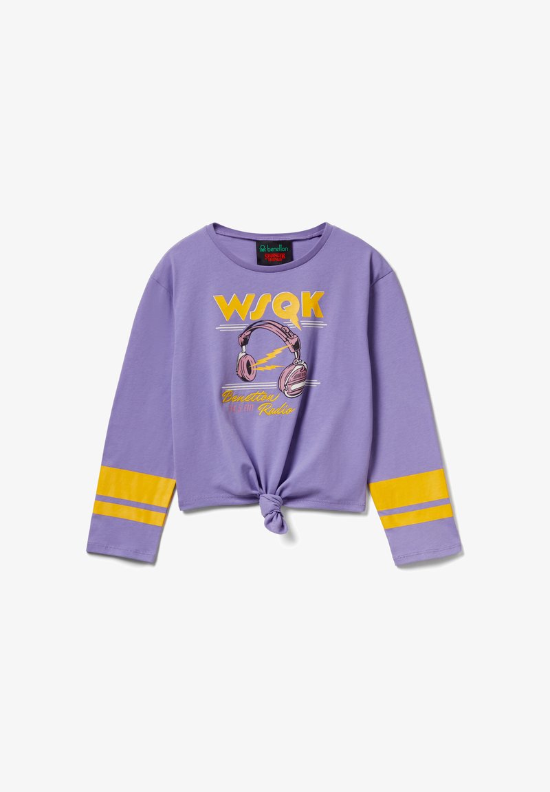 Paarse shirt met lange mouwen en een knoop aan de voorkant, met gele strepen op de mouwen en een afbeelding van een koptelefoon met de tekst "WSQK".