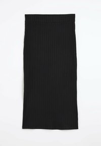 Czarna prążkowana spódnica wykonana z elastycznego materiału, o dopasowanym kroju i pasku na górze. Tekstura jest gładka z pionowymi liniami.