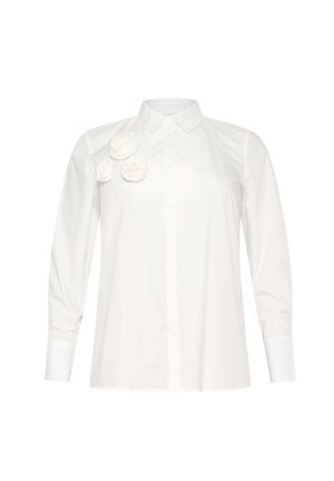 Camicia bianca a maniche lunghe con collo, caratterizzata da tre fiori di stoffa sul lato sinistro e chiusura con bottoni.
