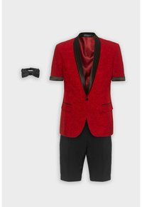 Crna kratka blazer jakna s crvenim cvjetnim uzorkom, s crnim satenskim reverima i džepovima, u kombinaciji s crnim krojenim šorcem i usklađenom leptir mašnom.