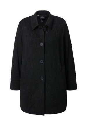 Abrigo negro de longitud media con un patrón floral texturizado, cuello grande, mangas largas y cuatro botones frontales.