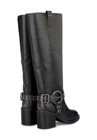 Botas de cuero negras hasta la rodilla con un tacón grueso, detalladas con un cinturón que tiene tachuelas y un acento de anillo metálico. Textura suave y forma estructurada.