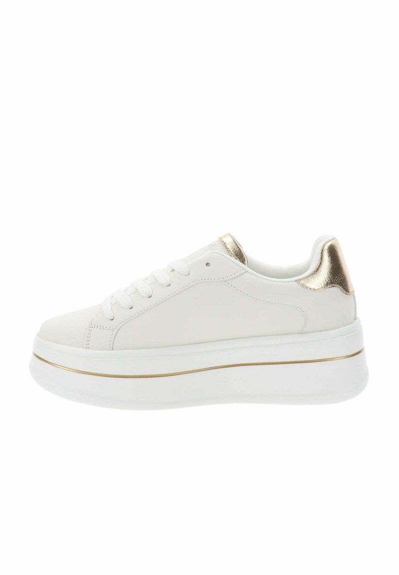 Sneaker bianchi in pelle con accentuazione dorata nel tallone, dotati di una suola bianca spessa e lacci rotondi. Texture liscia e design snodato.