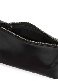 Pochette en cuir noir avec une fermeture éclair dorée ouverte montrant une poche intérieure zippée et une texture lisse sur fond blanc.