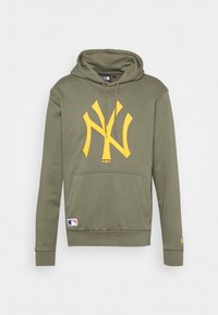 Olivgrön hoodie med kängurufickor, prydd med en stor gul NY-logotyp, med dragskohuva och ribbade ärmslut.