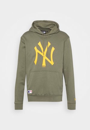 Sudadera color verde oliva con un bolsillo canguro, acentuada por un gran logo amarillo de NY, con capucha ajustable y puños ribeteados.