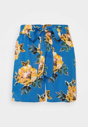 Hellblaue Shorts mit hoher Taille, großem gelbem und pinkem Blumendruck und einem Stoffgürtel, der in der Taille zu einer Schleife gebunden ist.
