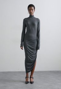 Norma Kamali LONG SLEEVE TURTLENECK SIDE DRAPE DRESS  - Dzsörzéruha - dark grey