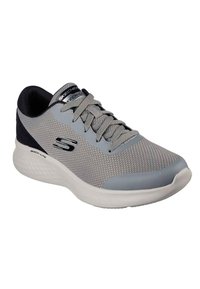Scarpa sportiva grigia con tomaia in rete, punta rotonda e suola bianca. Presenta dettagli neri sul tallone e sulla linguetta, con superficie testurizzata e lacci.