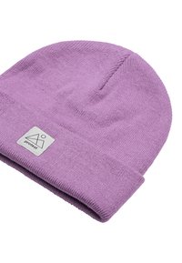 Fialová pletená čepice s ohrnutým lemem a malou bílou obdélníkovou nálepkou s geometrickým logem a slovem "protest" na přední straně.