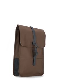 Mochila impermeable marrón con solapa plegable, que cuenta con una correa ajustable gris oscuro y un bolsillo frontal con una textura suave.