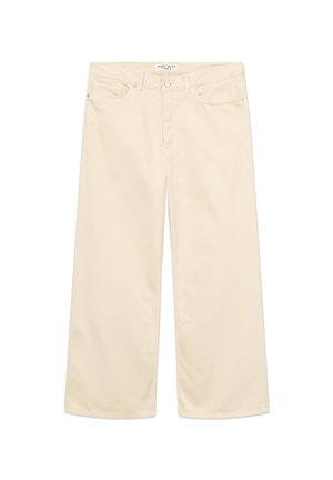 Beli širok kroj kavbojk iz bombaža s sprednjimi žepi, z zadrgo na gumbe in minimalističnimi šivi. Sprednji pogled na belem ozadju.