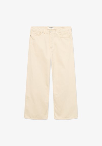 Krémové rifle s širokými nohavicami vyrobené z bavlny, s prednými vreckami, zapínaním na gombíky a minimálnymi švami. Predný pohľad na bielom pozadí.