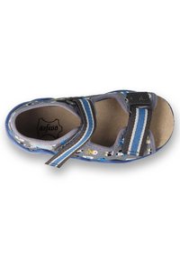 Niebieskie sandały z rzepem, z wzorzystą cholewką i szarymi akcentami. Miękka podszewka z teksturowaną wkładką.
