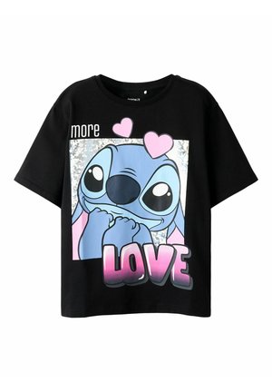 Czarny T-shirt z niebieską postacią z kreskówki trzymającą ręce blisko twarzy, nad nią dwa różowe serca oraz różowy napis "LOVE" z białym słowem "more" w lewym górnym rogu.