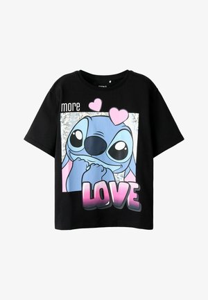 Czarny T-shirt z niebieską postacią z kreskówki trzymającą ręce blisko twarzy, nad nią dwa różowe serca oraz różowy napis "LOVE" z białym słowem "more" w lewym górnym rogu.