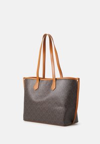 Ruda pirkinių maišelį su šviesiai rudos odos akcentais, kuriame yra tekstūruotas mažų trikampių raštas ir dvi pečių juostos.