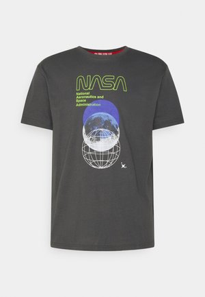 Graues Baumwoll-T-Shirt mit "NASA" in Grün, versehen mit einer Grafik des Mondes und des Globus in Blau und Weiß, Rundhalsausschnitt, kurze Ärmel.