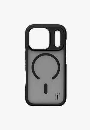 Zwart en grijs telefoonhoesje met grote uitsparingen voor de camera, symbool voor draadloos opladen en het logo van "Ideal of Sweden" in de rechteronderhoek.