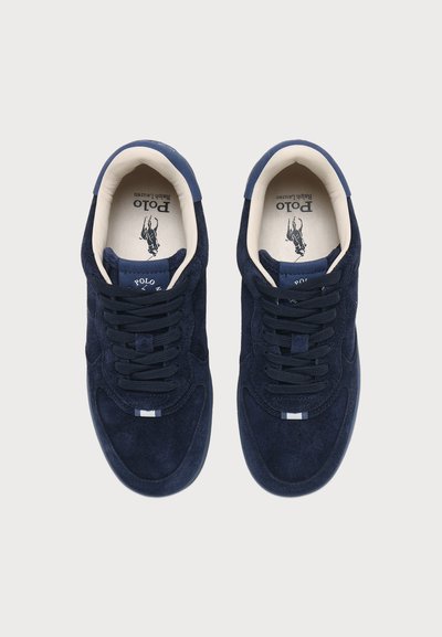Ζευγάρι μπλε σουέντ Sneakers Polo Ralph Lauren με κορδόνια, λευκά εσώδερμα και ορατό λογότυπο εσωτερικά σε λευκό φόντο.