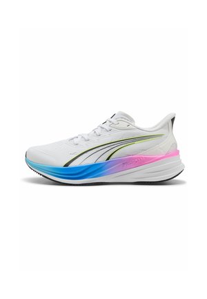 Scarpa da corsa bianca con strisce nere e giallo neon, intersuola con gradiente dal blu al rosa e suola nera, mostrata di profilo.