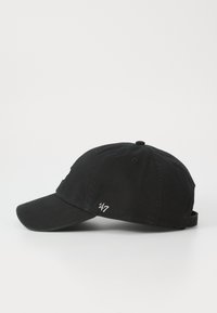 Cappellino da baseball in cotone nero con visiera curva, dotato del logo ricamato e del numero "47" sul lato. Cintura regolabile sul retro.