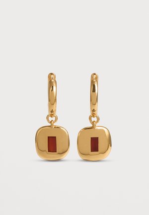 Boucles d'oreilles créoles en or avec pendentifs carrés arrondis en or comportant de petits rectangles rouges verticaux au centre.