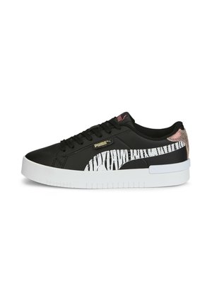 Baskets basses noires Puma avec semelle blanche épaisse, lacets noirs, logo Puma zébré et accent métallique rose au talon.