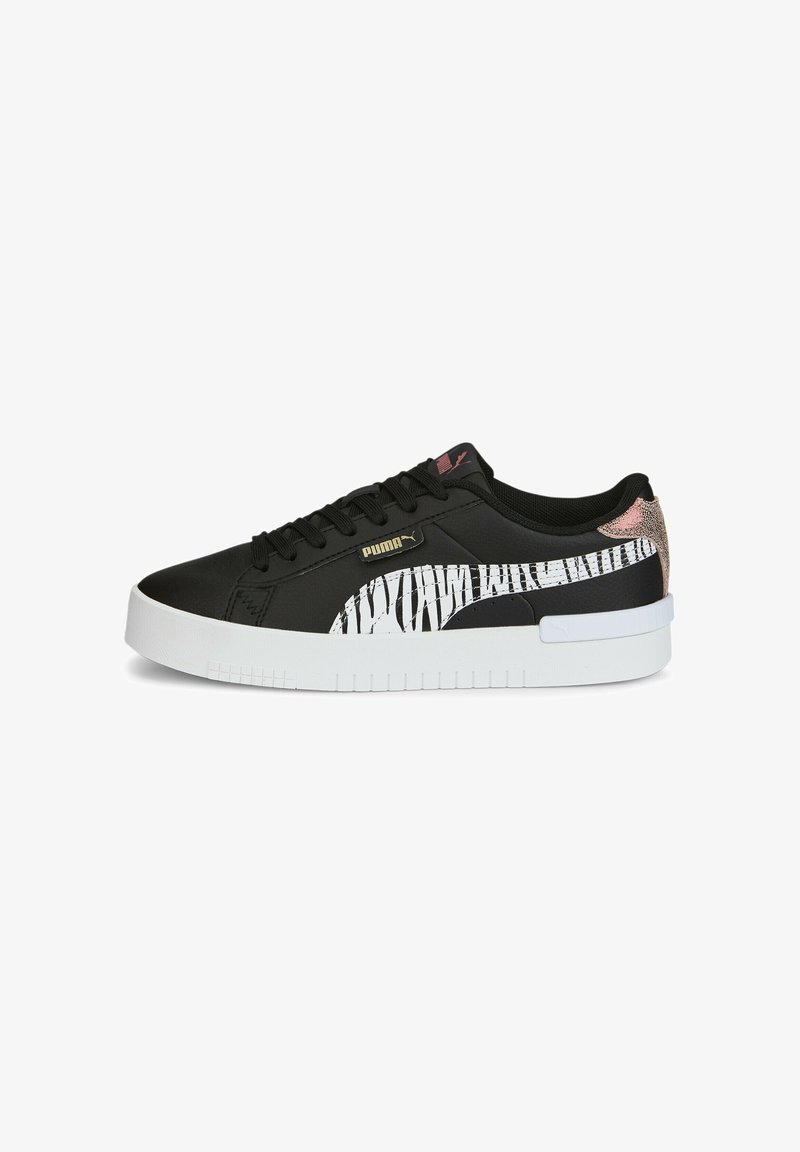 Baskets basses noires Puma avec semelle blanche épaisse, lacets noirs, logo Puma zébré et accent métallique rose au talon.
