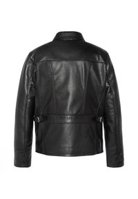 Veste en cuir noir avec un col classique, des coutures détaillées et une taille cintrée par une ceinture. Le dos présente une texture lisse avec des coutures structurées.