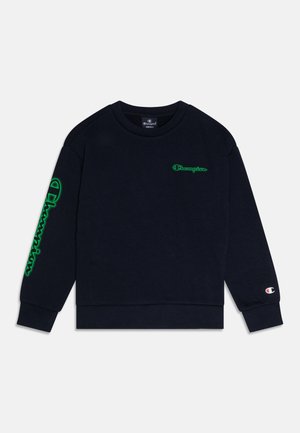 Sort langærmet sweatshirt med grøn "Champion"-logo på brystet og venstre ærme, lille Champion-emblem på højre manchet, rund hals.