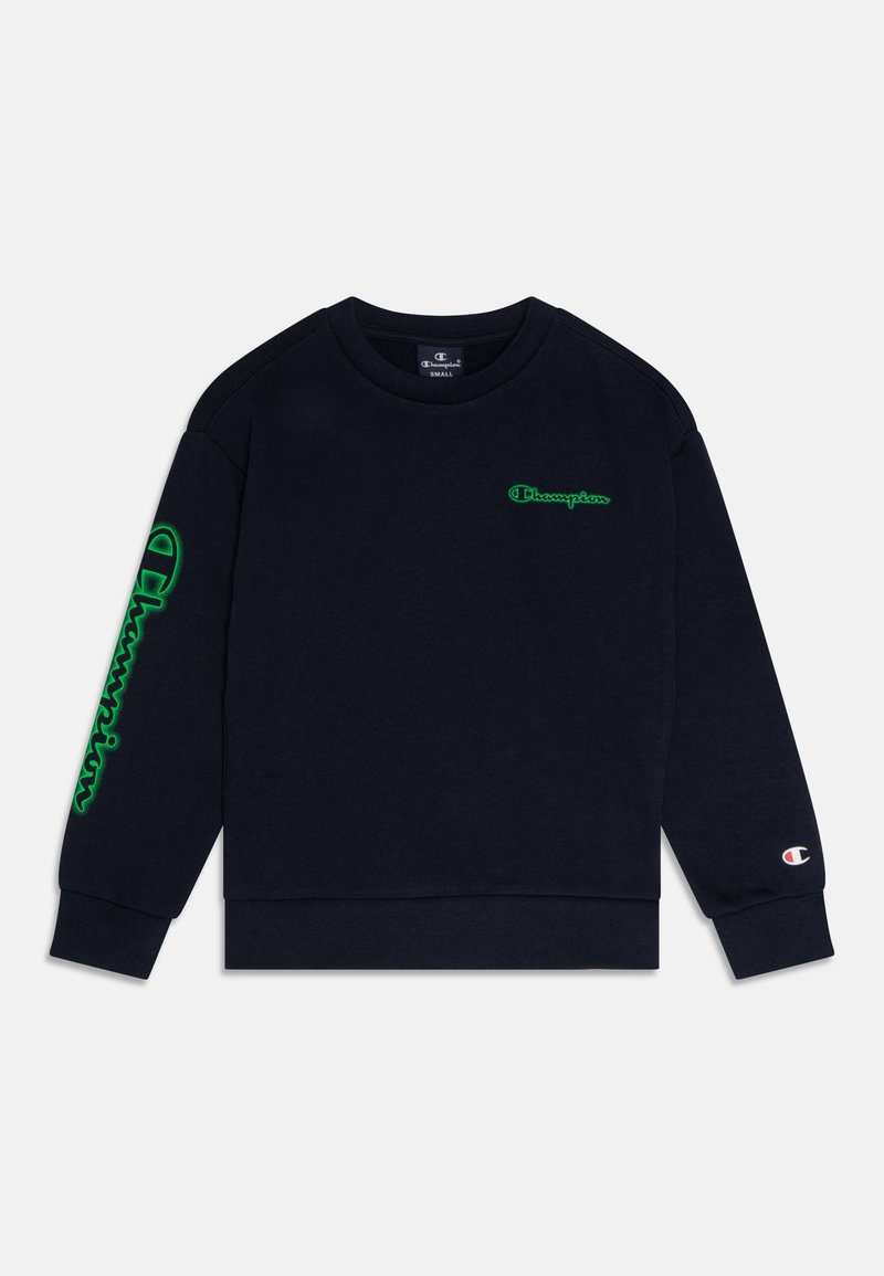 Sweat-shirt noir à manches longues avec logo "Champion" vert sur la poitrine et la manche gauche, petit emblème Champion sur le poignet droit, col rond.