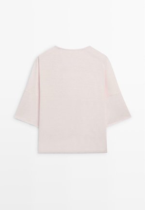 Jasnoróżowy, luźny top z krótkim rękawem, szerokimi rękawami i okrągłym dekoltem, pokazany od tyłu na białym tle.