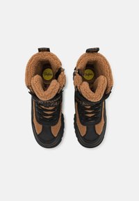 Buffalo ASPHA COM1 WARM - Botas para la nieve - black/brown