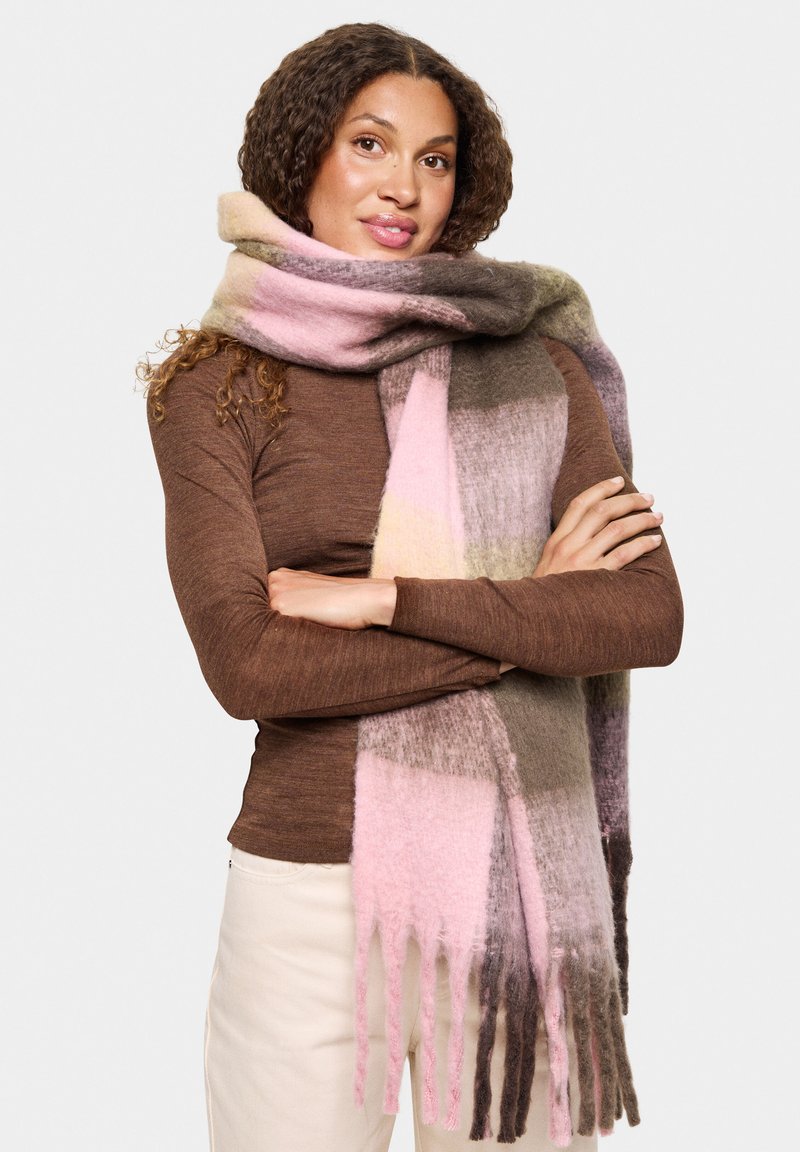 Multifarvet uldscarf med blød tekstur, i pink, brun og grå sektioner, afsluttet med frynset kanter for ekstra detalje.