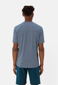 Maglietta sportiva a manica corta da uomo, traspirante e in blu scuro con maniche raglan azzurre. Morbido al tatto, con un piccolo logo sul retro.