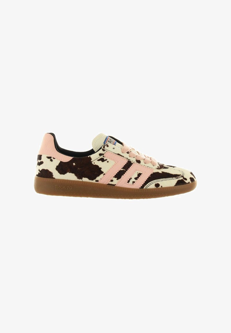 Sneakers con stampa in pelle di mucca bianca e marrone, accentuate da strisce in pelle rosa e una suola in gomma; design con lacci.