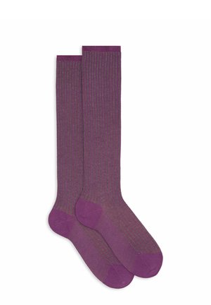 Calze violacee alte fino al ginocchio con costine verticali, dotate di punta e tallone solidi. Texture morbida, materiale elastico e un motivo uniforme.