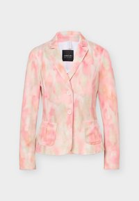 Γυναικείο κοντό σακάκι με γιακά με σχισμή, δύο κουμπιά, δύο μπροστινές τσέπες με καπάκι, σε μοτίβο με ροζ και κρεμ αποχρώσεις υδατοχρώματος.