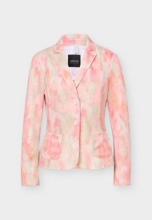 Női testhezálló blézer bevágott hajtókával, két gombbal, két elöl varrott zsebbel, rózsaszín és krémszínű akvarellmintával.