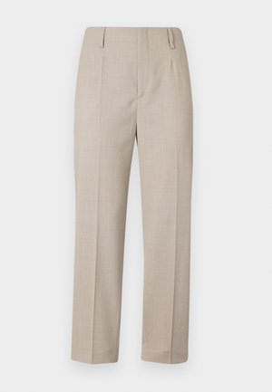 Bež hlače s pravim krojem, ki imajo gladko teksturo, dve sprednji gubi in stranske žepe.