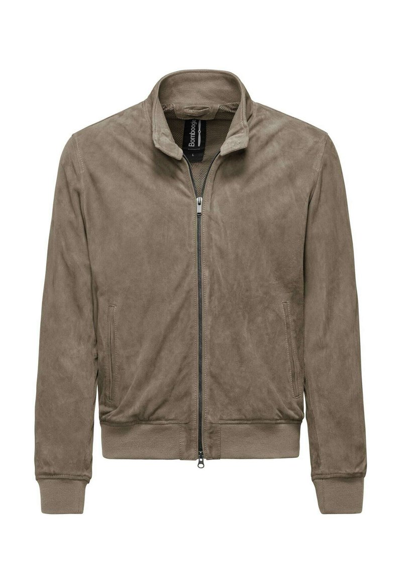 Giubbotto bomber in suede color marrone chiaro con zip frontale, colletto alto, polsini elasticizzati e tasche laterali. Texture liscia con un design casual.