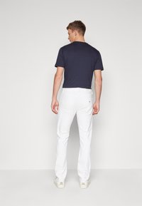Armani Exchange Traperice ravnih nogavica - white